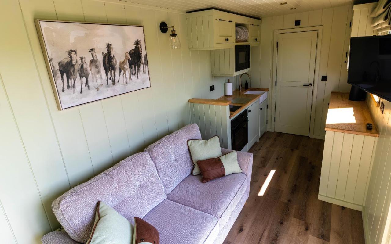The Shire Luxury Converted Horse Lorry With Private Hot Tub Cyfie Farm Llanfyllin Exterior foto